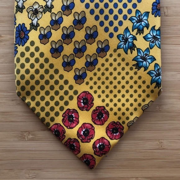 Escada Beautiful Silk Tie In Yellow & Floral Color - Picture 6 of 6